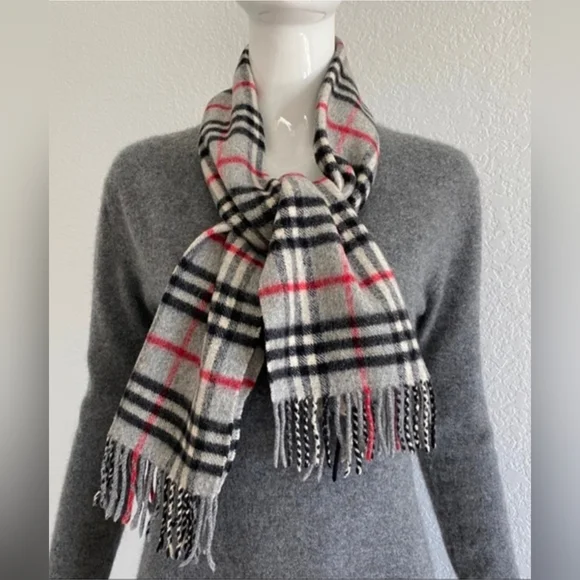 🩶 Burberry Cashmere Scarf 🩶 - Picture 4 of 9